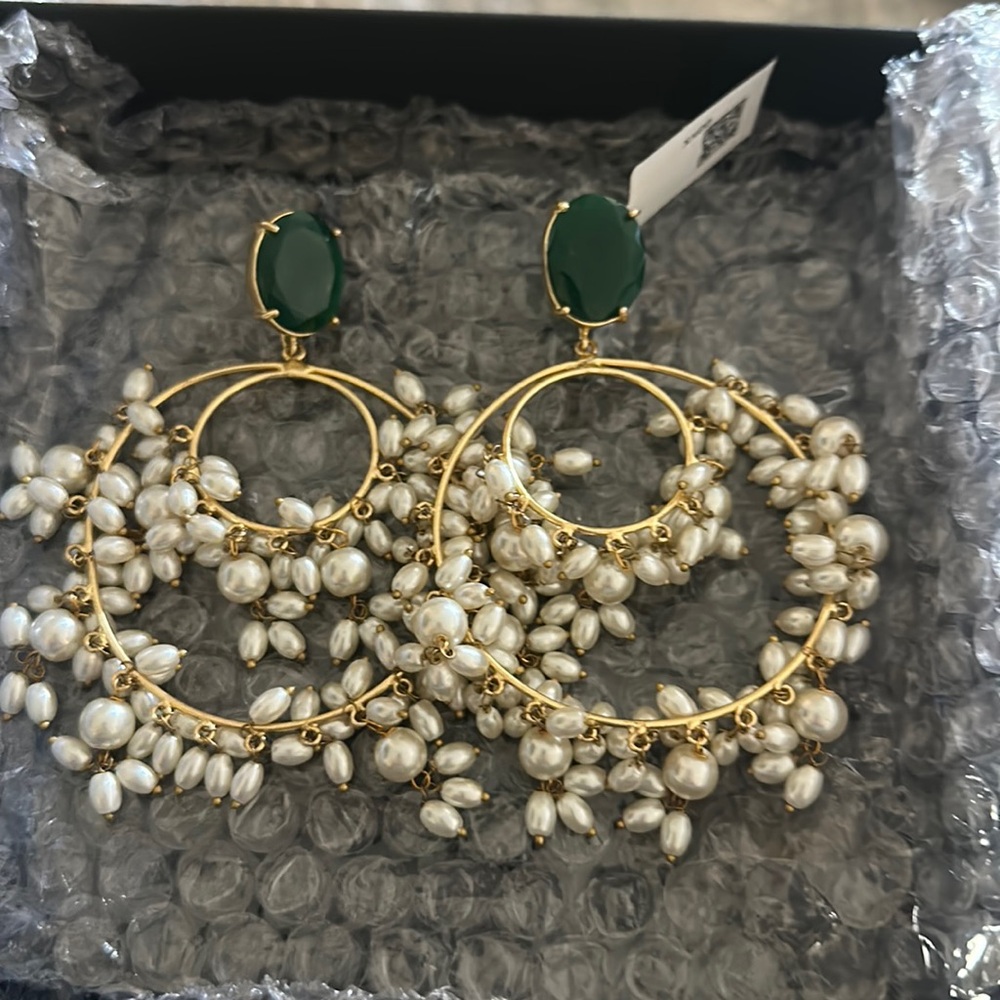 Emerald earrings with pearls.